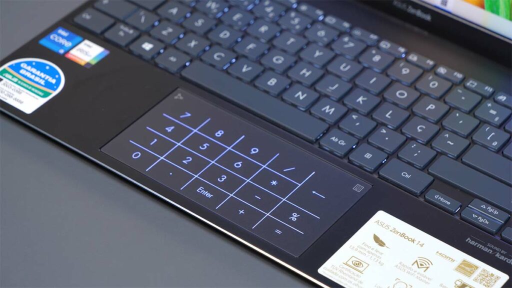 hands-on zenbook 14 ux425: detalhe do teclado retroiluminado e numberpad.