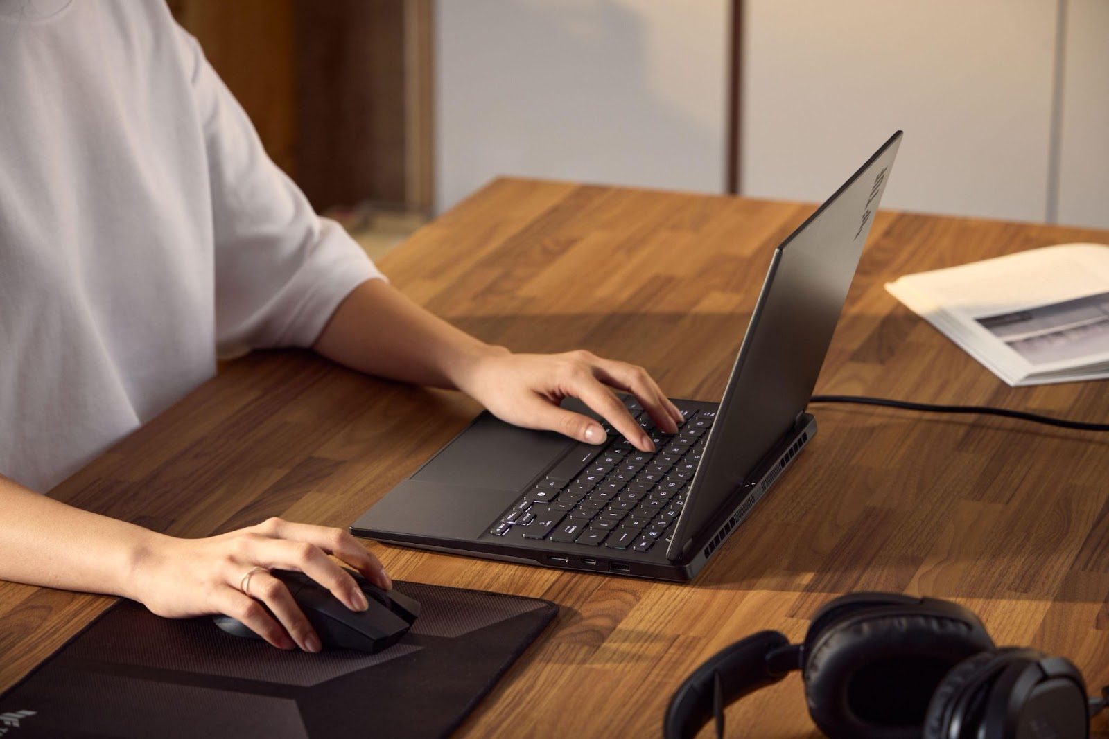 Pessoa usando um notebook para a rotina de trabalho, relacionando-se aos atalhos do Windows para facilitar tarefas.