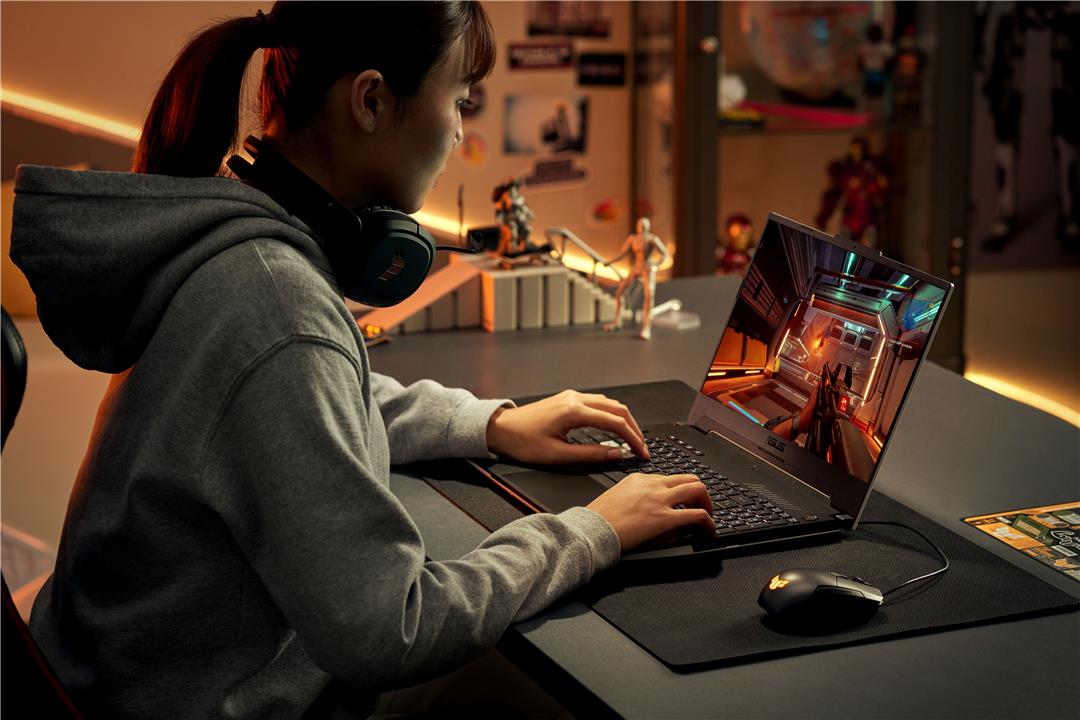 Jovem usando um notebook em um ambiente de gaming, destacando a praticidade dos atalhos do windows para jogabilidade. 