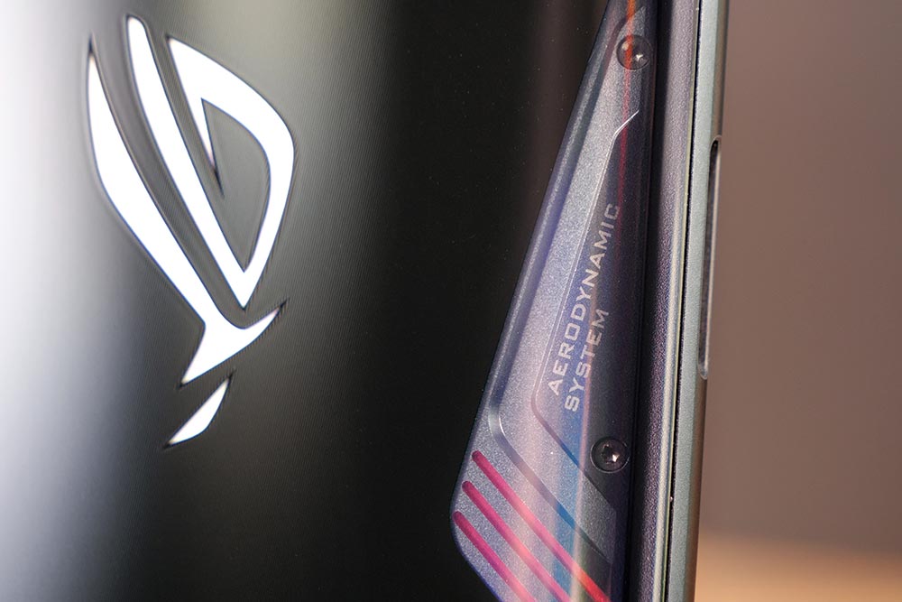 Detalhe da parte externa do sistema de resfriamento do ROG Phone 3