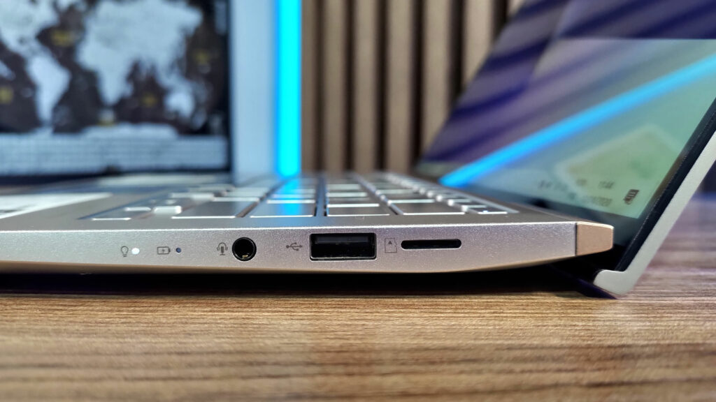 Dobradiças que suspendem ligeiramente o ZenBook 14