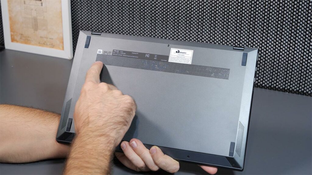 Parte inferior do Zenbook 14 UX425, mostrando a saída de ar e os alto-falantes.