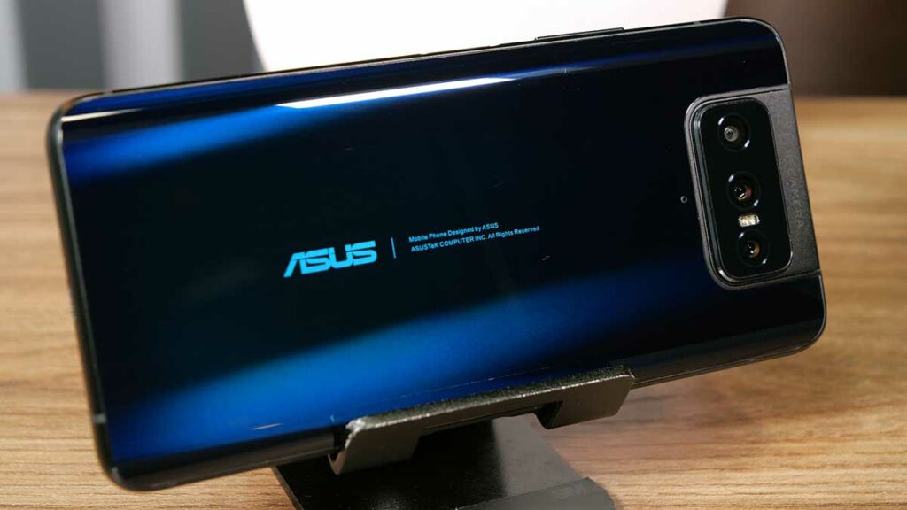 Imagem mostrando a parte traseira do ZenFone 7.