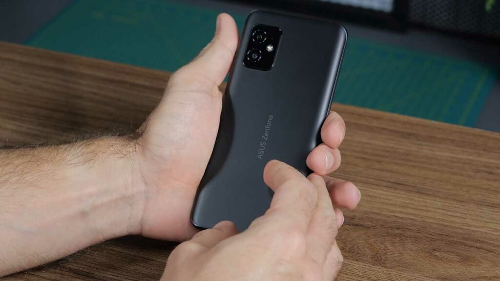 Hands-on Zenfone 8: traseira do Zenfone 8