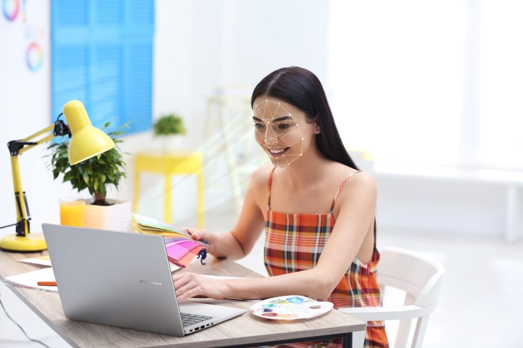 Imagem de uma jovem estudando com um notebook para estudos, em ambiente bem iluminado e moderno.