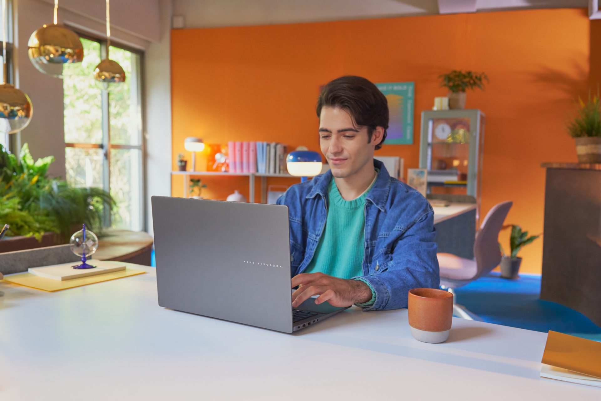 Homem concentrado segurando um notebook, ilustrando como formatar o notebook.