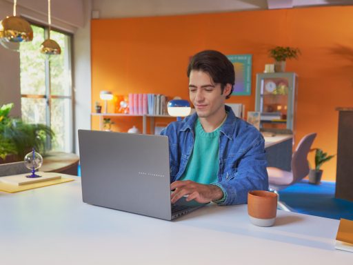 Homem concentrado segurando um notebook, ilustrando como formatar o notebook.