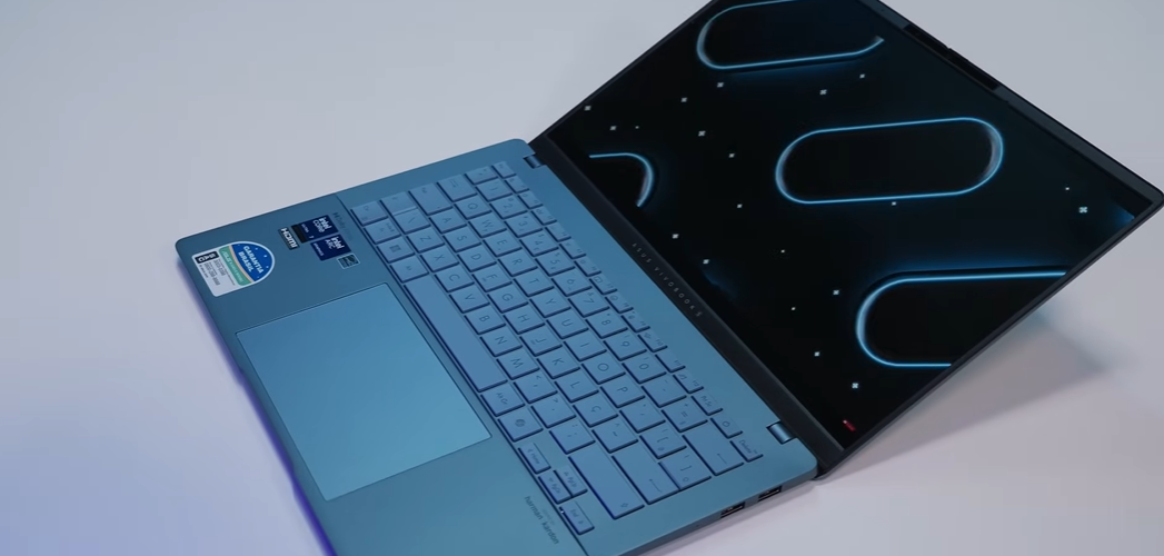Visão do notebook vivobook s14 aberto com dobradiça plana, destacando o teclado e a tela, ideal para uso como o melhor notebook para estudar.