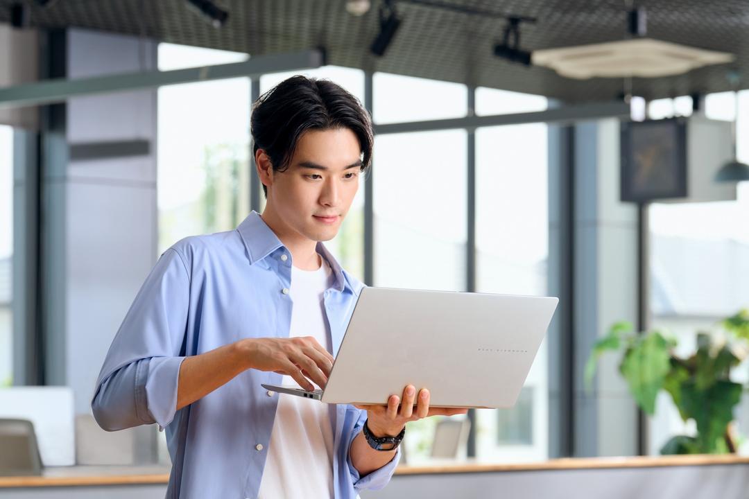 homem usando um notebook em um ambiente de escritório moderno, ilustrando como formatar notebook.