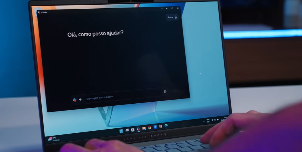 Tela do notebook vivobook s14 exibindo a interface do Copilot, com a mensagem "Olá, como posso ajudar?", ilustrando o melhor notebook para estudar.