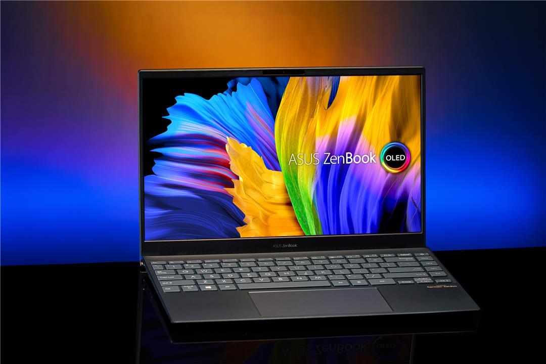Notebook ASUS Zenbook exibindo imagem vibrante em tela OLED, destacando fidelidade de cores e contraste, ideal para profissionais criativos.
