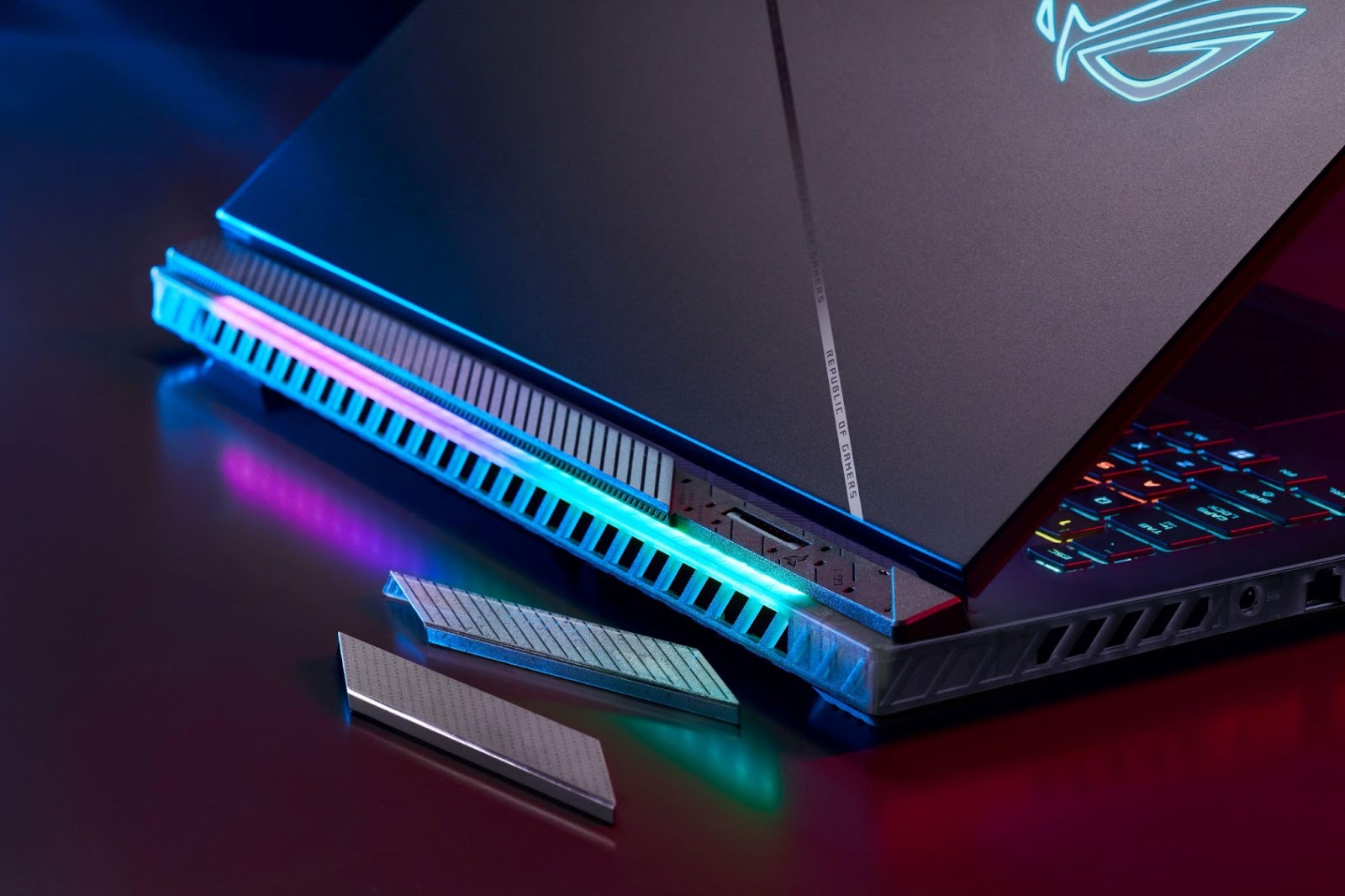 Close do notebook ROG Strix, um dos melhores notebooks gamer, com iluminação RGB na base e detalhes tecnológicos.