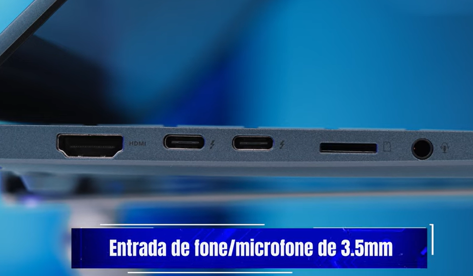 Vista lateral do ASUS Vivobook S 14, destacando a entrada combinada para fone de ouvido e microfone de 3.5mm.