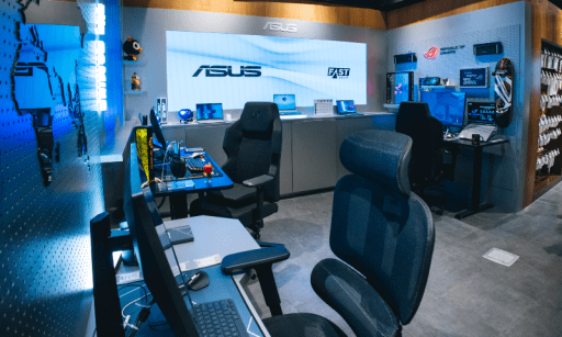 Imagem do varejo físico da ASUS na FAST SHOP, incluindo computadores, monitores e acessórios em um ambiente moderno.