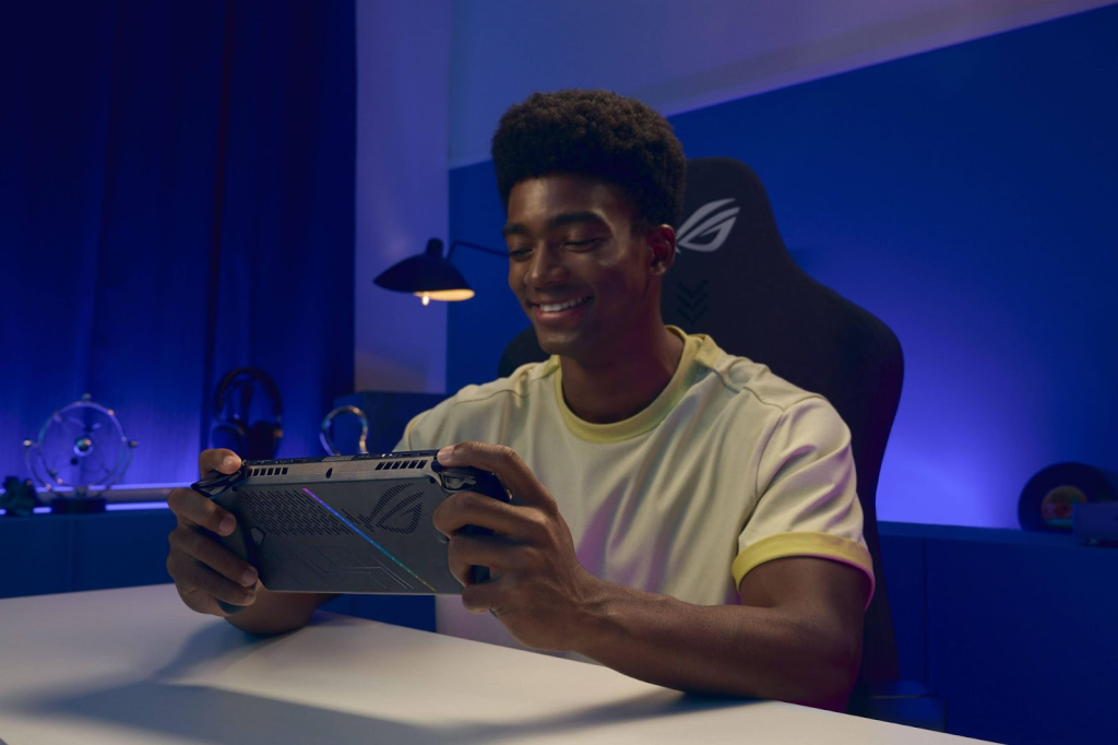 Jovem jogando com o ROG Xbox Ally em ambiente com iluminação azul.