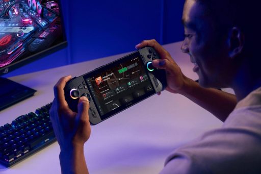 Homem jogando no ROG Xbox Ally, um console portátil, com iluminação RGB e ambiente com luzes.