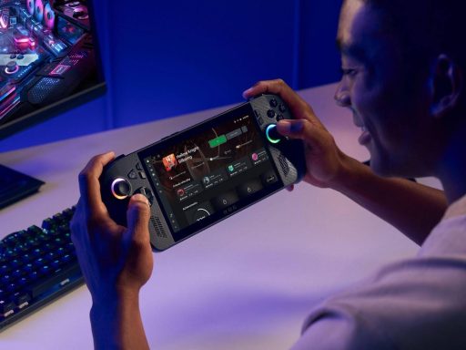 Homem jogando no ROG Xbox Ally, um console portátil, com iluminação RGB e ambiente com luzes.