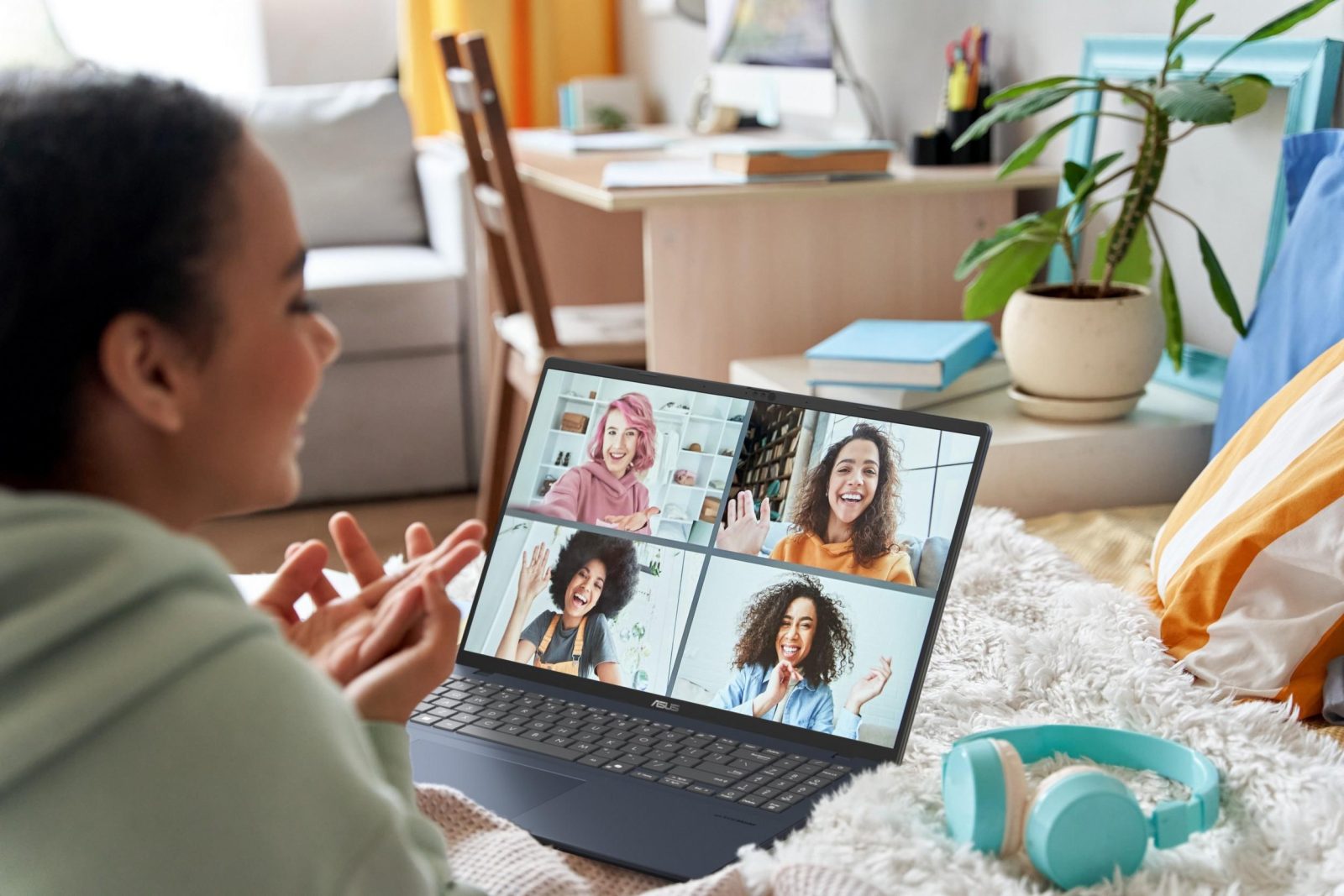 Mulher em chamada de vídeo no notebook ASUS, usando live caption para acessibilidade.