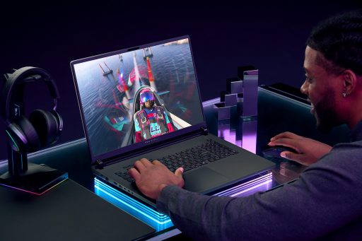Homem jogando em um notebook gamer ROG Strix Scar 18, exibindo gráficos realistas de um jogo.