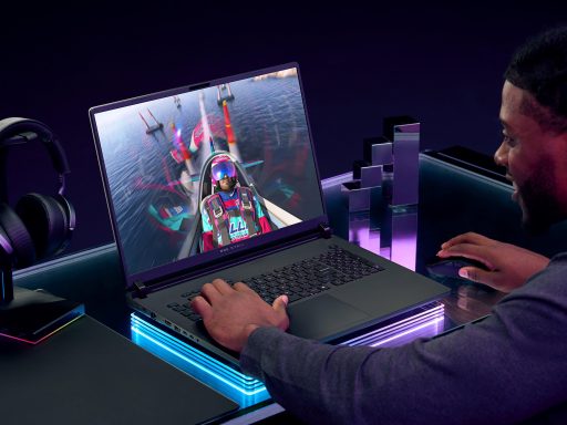 Homem jogando em um notebook gamer ROG Strix Scar 18, exibindo gráficos realistas de um jogo.