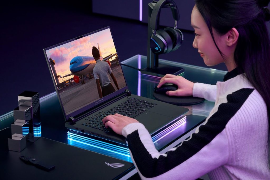 Mulher jogando em um notebook gamer ROG Strix Scar 18, exibindo na tela um simulador de voo com avião.