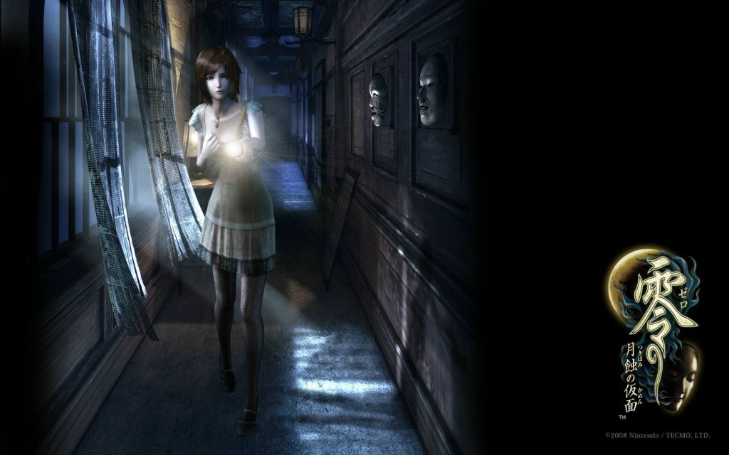 Cena de Fatal Frame II: Crimson Butterfly mostrando uma jovem com uma câmera em um corredor sombrio, um dos melhores jogos de terror conhecidos pelo clima tenso e fantasmas assustadores.