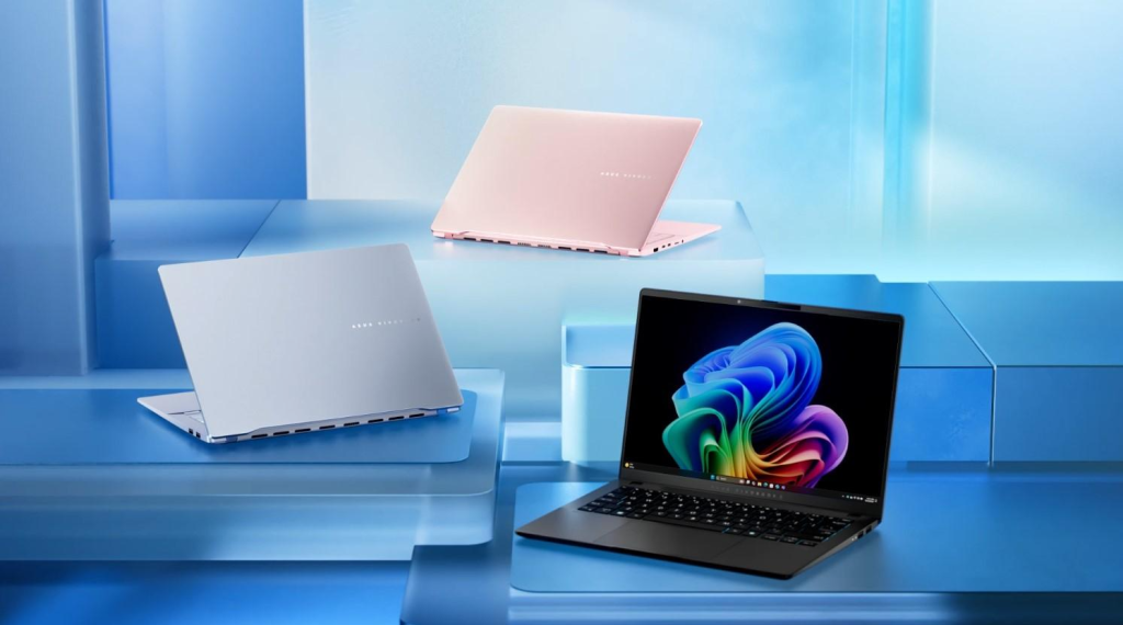 Imagem com três notebooks ASUS Vivobook em diferentes cores, dispostos em plataformas de vidro azul, representando inovação.