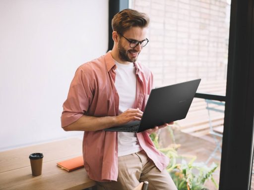 Homem um notebook ASUS, simbolizando a migração do Windows 10 para o Windows 11 após o fim do suporte ao Windows 10.