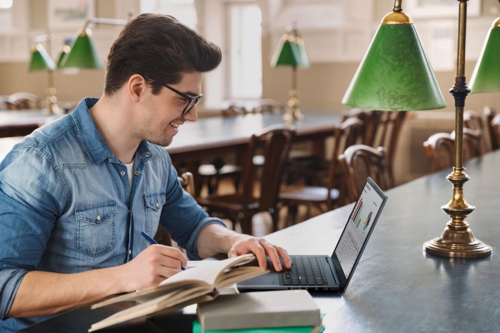 Pessoa estudando com notebook ASUS Vivobook, mostrando o que é um Vivobook e como auxilia nos estudos.