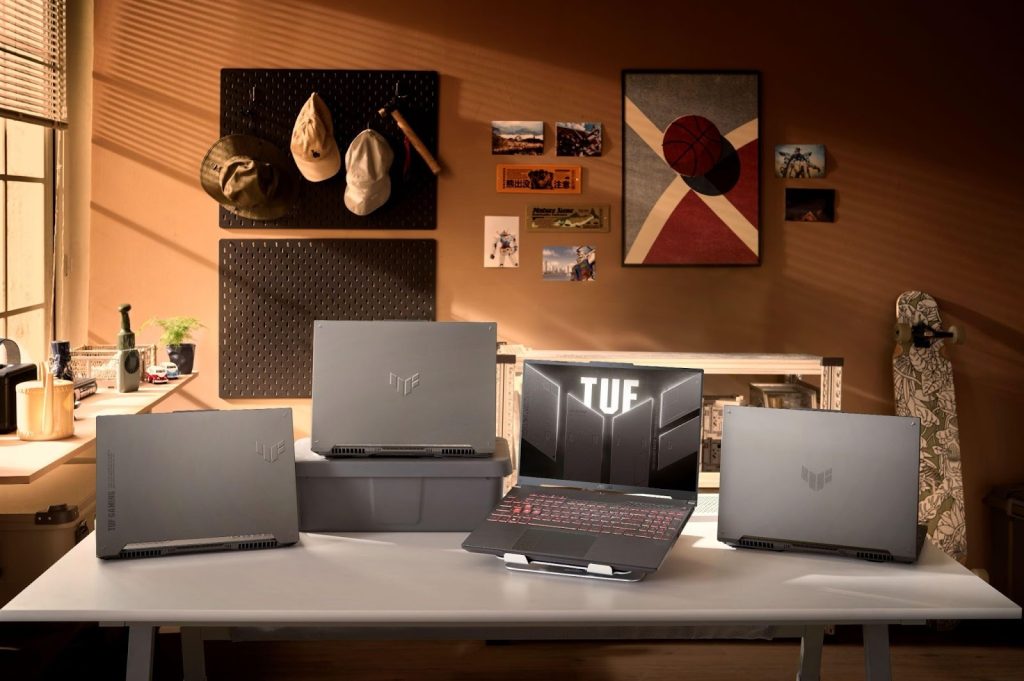 Vários notebooks ASUS TUF expostos em uma mesa em ambiente doméstico, ilustrando o tema black friday asus.