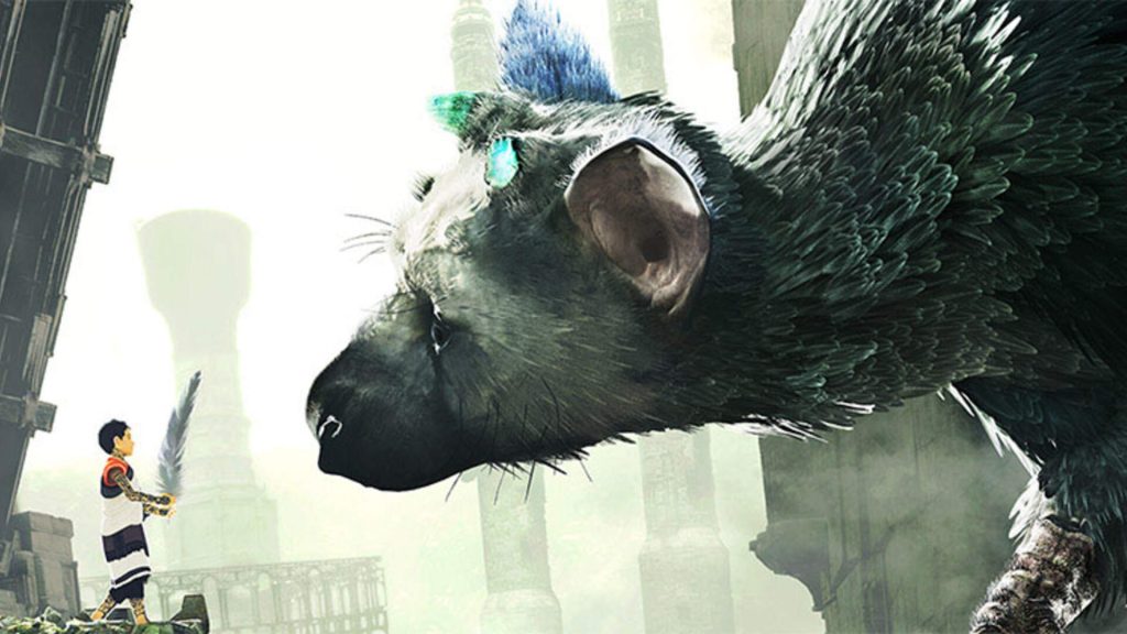 Imagem de The Last Guardian focada na cabeça da criatura Trico olhando para o jovem protagonista em um cenário de ruínas antigas.
