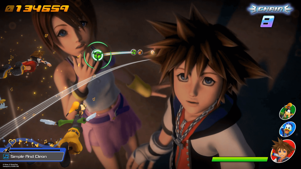 Sora e Kairi em destaque no jogo de ritmo Kingdom Hearts Melody of Memory, com notas musicais e a música Simple And Clean indicada no HUD inferior. 