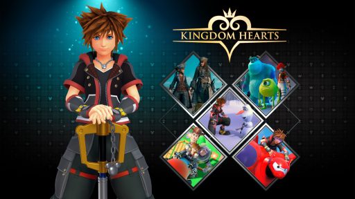 Sora segura sua Keyblade à esquerda do logo Kingdom Hearts, rodeado por quadros de Toy Story, Monstros S.A., Operação Big Hero, Frozen e Piratas do Caribe.